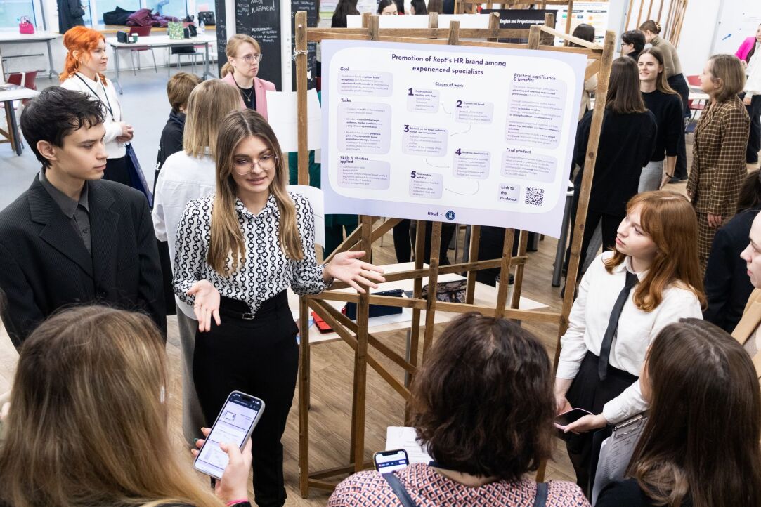 Real Tasks and Direct Interaction with Employers: HSE School of Foreign Languages Holds Poster Session