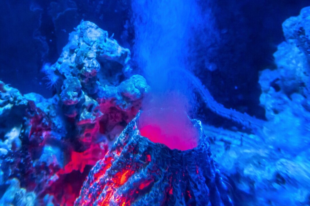 Illustration for news: Russian Scientists Assess Dangers of Internal Waves During Underwater Volcanic Eruptions